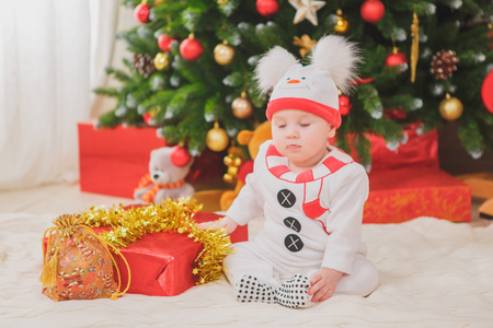 婴儿服装雪人与圣诞树