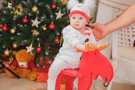婴儿服装雪人与圣诞树