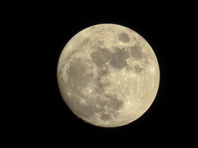 在黑暗的夜空中的月亮