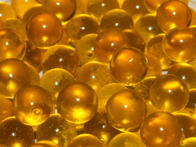 水平纹理黄色半透明圆形金球。鱼卵, 鱼油。特写