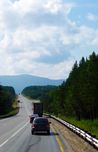森林的路线和消失在山里。汽车的流动。西伯利亚中部俄罗斯