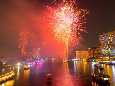 多彩的节日烟花在夜里图片