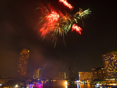 多彩的节日烟花在夜空中