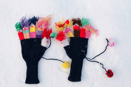 毛针织手套落在雪上