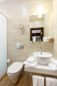 浴室内酒店的客房，用洗脸盆和表明