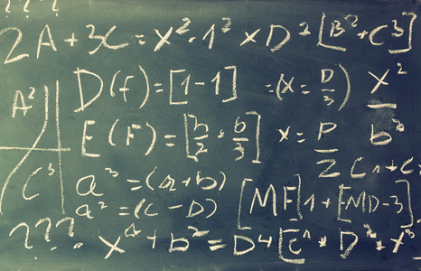 侧面图的数学公式和计算写在黑板上。选择性的焦点