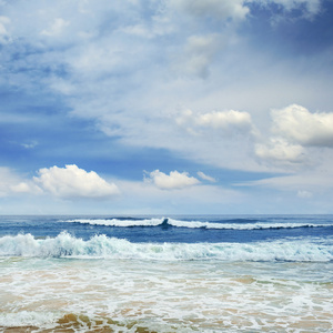 海浪和蓝蓝的天空