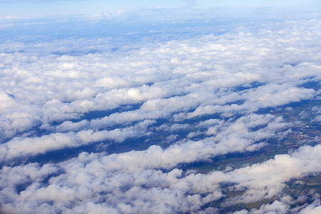 从窗户上可以看到风景如画的白云和地球表面的平面