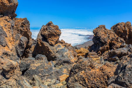 雾堤火山岩石后面图片