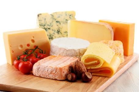 不同种类的孤立的白色背景上的奶酪