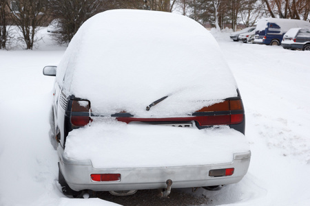 雪盖的车