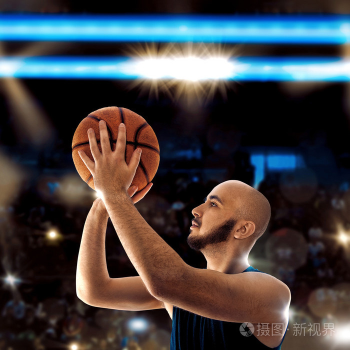 秃头运动员打球篮球和 thorws