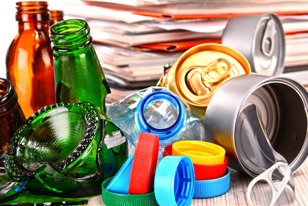 可回收的垃圾组成的玻璃, 塑料, 金属和纸张照片