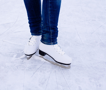 女子滑冰。冬天在户外冰场上