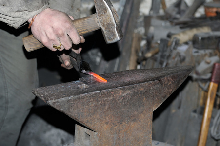 铁匠锻造炽热的金属锤