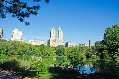 纽约市 走在中央公园, 天际线上的圣雷莫 145个中央公园西, 豪华, 27 层, 合作公寓楼在曼哈顿于1930年开业
