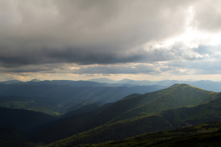 喀尔巴阡山脉景观，乌克兰，6 月