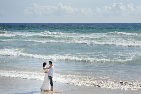 美丽的夫妇新娘和新郎的酒店，意大利海滩上