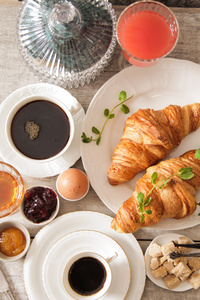 法军轻型咖啡和羊角面包的早餐
