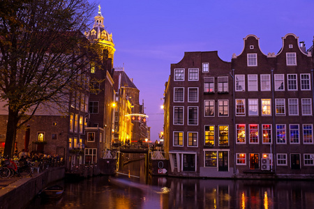 城市风景从在晚上通过荷兰的阿姆斯特丹