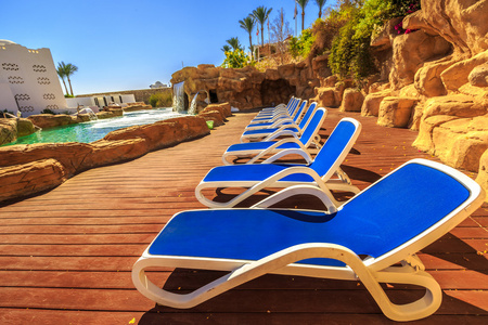 躺椅和游泳池图片
