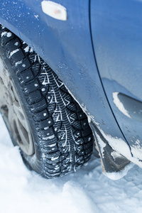 汽车轮胎在雪地上的关闭