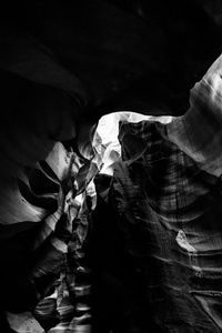 美国亚利桑那纳瓦霍人上羚羊峡谷的黑白视图