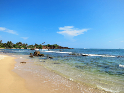 空旷的海滩，与绿党 岩石和沙子，斯里兰卡