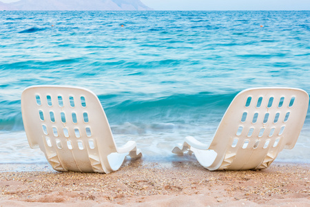 两个孤独 beachchairs 海边的风景