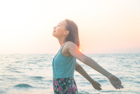 日落时间在海滩上的女人