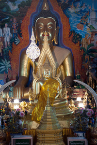 室内的扫管笏帕，双龙在 Chaingmai，泰国的佛雕像