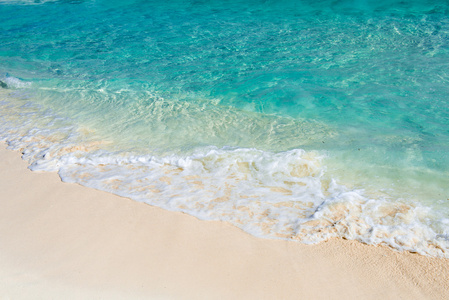 软海中的波浪绿松石沙滩上.自然的夏日照片