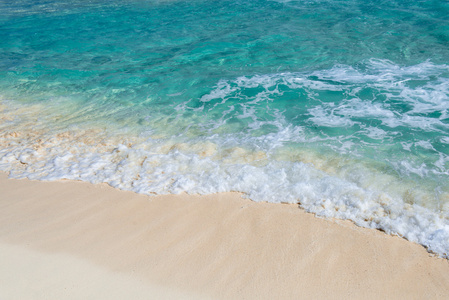 软海中的波浪绿松石沙滩上。自然的夏日