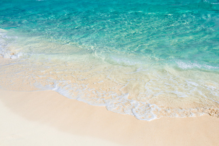 软海中的波浪绿松石沙滩上。自然的夏日