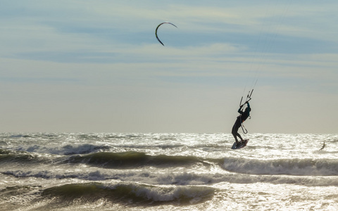 Kitesurfer 运动员在大海上波。极限运动