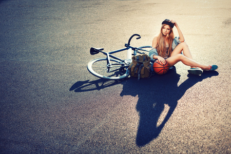 金发女孩与运动自行车