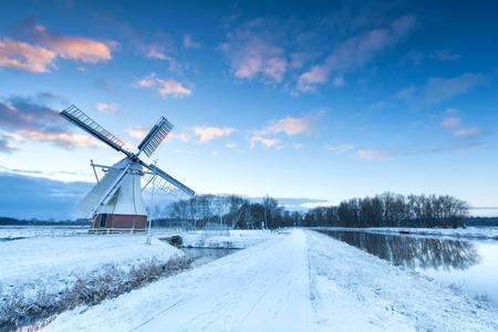 荷兰风车在雪冬