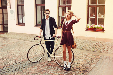 美丽时髦夫妇与自行车