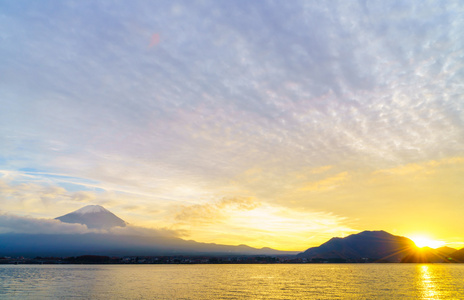 美丽的富士山在夕阳