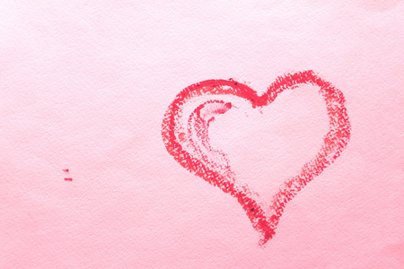 抽象心脏在一张粉红色的纸