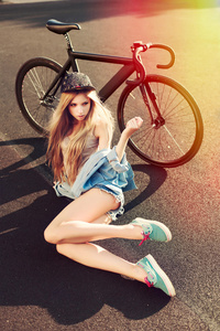金发女孩和自行车的合影