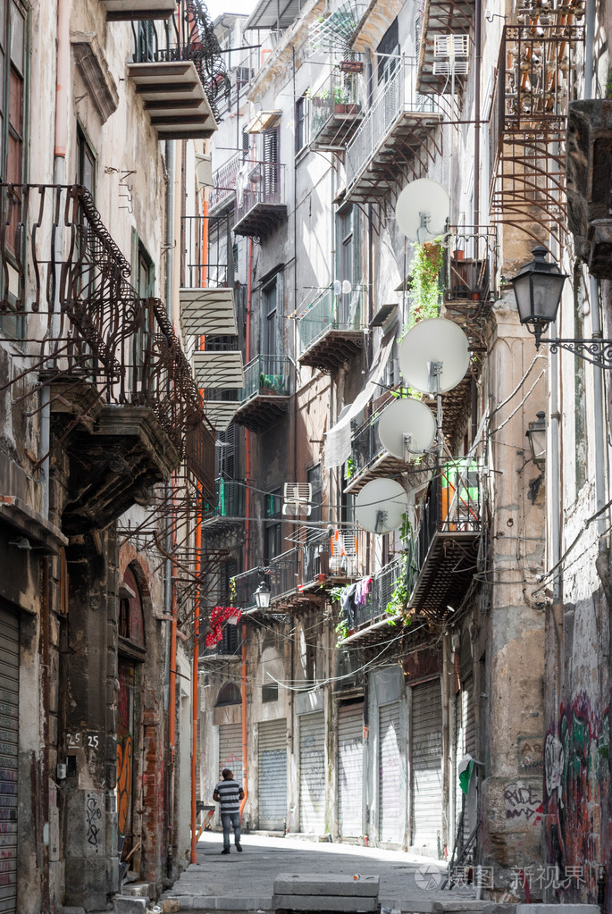 帕勒莫市中心带老房子的狭窄小巷(地段