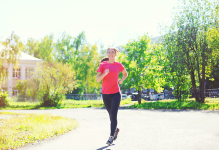 运行在公园 女性跑步锻炼 运动健身女人和