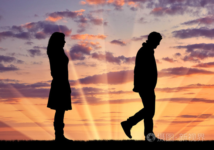 剪影男子离开的女人