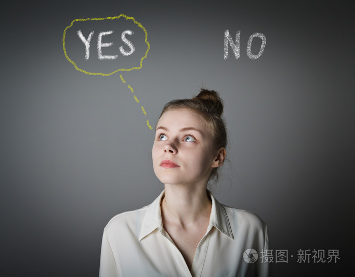 年轻苗条的女人充满了怀疑和犹豫