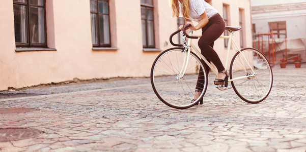 女孩骑好老式自行车