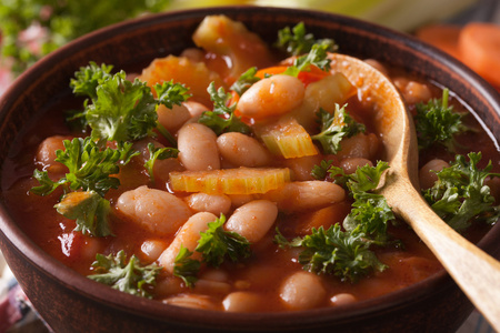豆子汤配西红柿和芹菜。水平