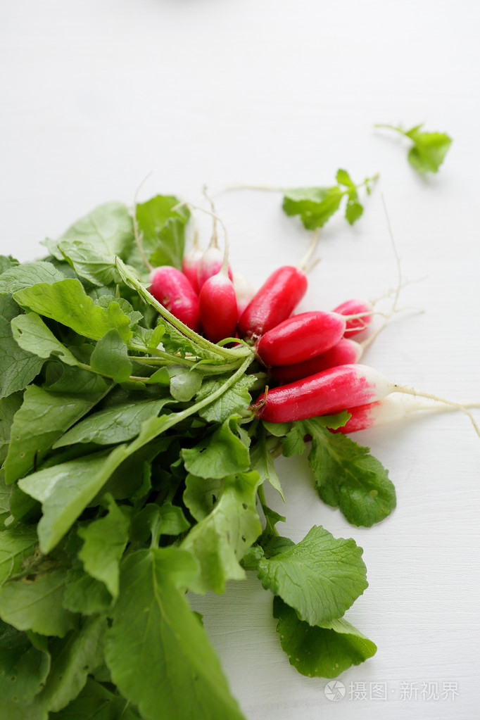 桌上的新鲜红心萝卜