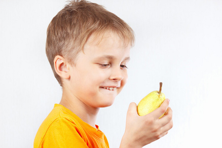 小男孩吃梨图片