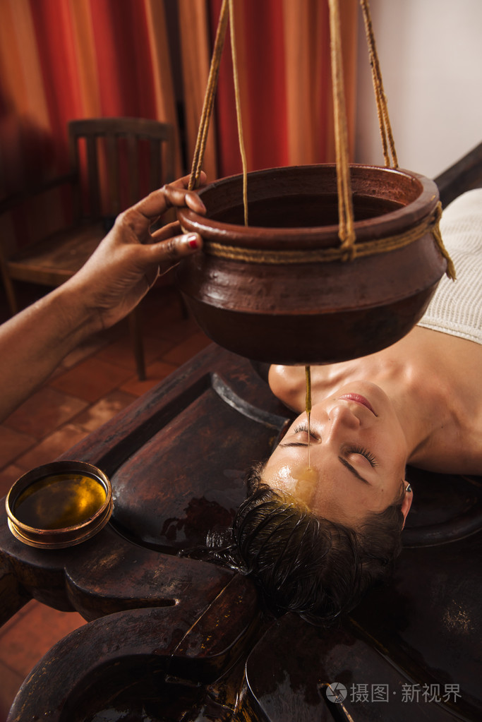 印度阿育吠陀shirodhara治疗